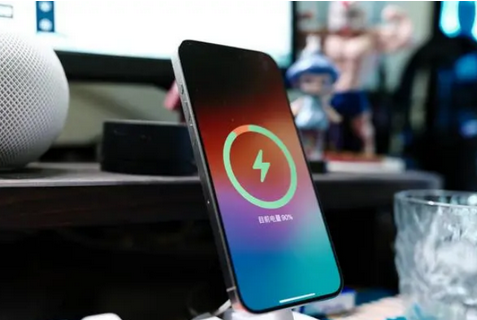 菏泽苹果15换屏服务分享用什么充电器给iPhone15充电更好 